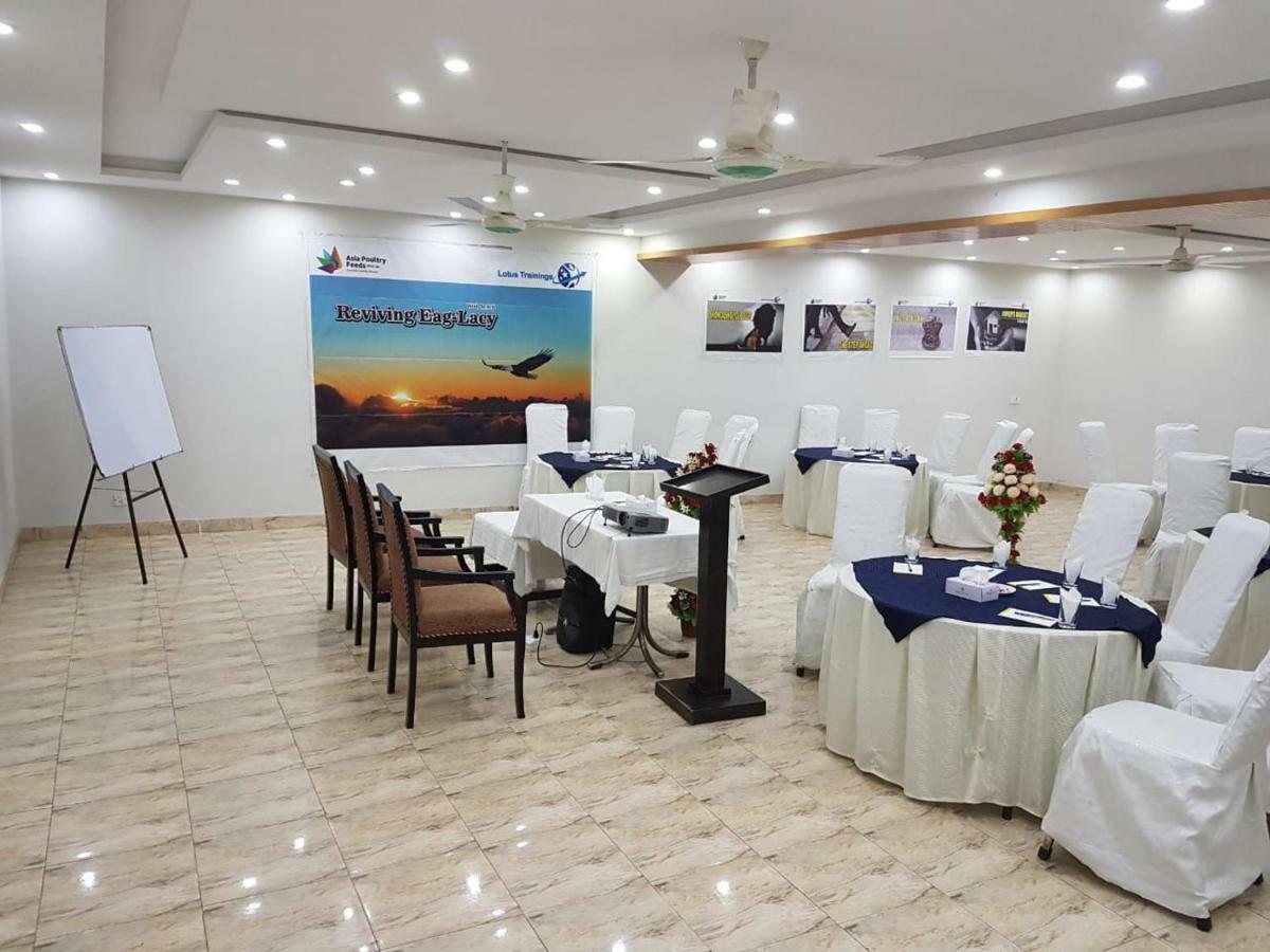 Hotel Day In Lahore Exterior photo